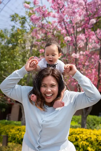 Family photoshoot in Yokohama by Phil S