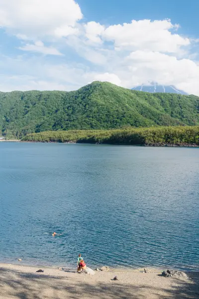 Honeymoon photoshoot on Lake Kawaguchi by Shiina A