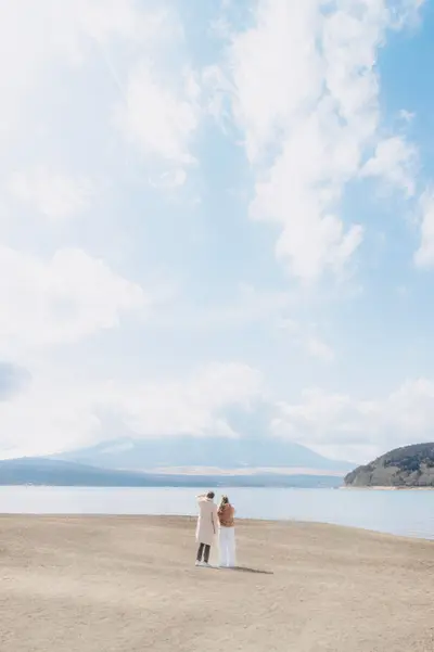 Couples photoshoot on Lake Kawaguchi by Shiina A