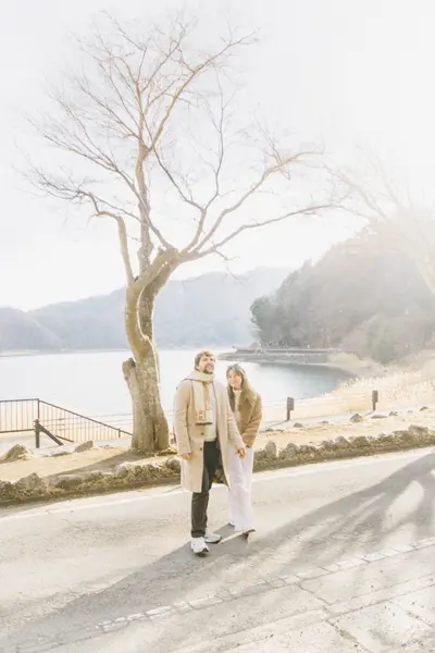 Couples photoshoot on Lake Kawaguchi by Shiina A
