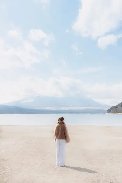 Solo Portrait photoshoot on Lake Kawaguchi by Shiina A