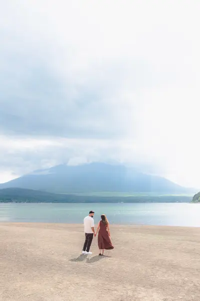 Couples photoshoot on Lake Kawaguchi by Shiina A