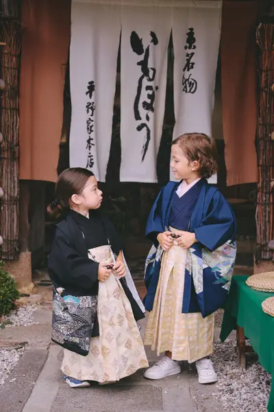 Family photoshoot in Kyoto by Sanbao Z