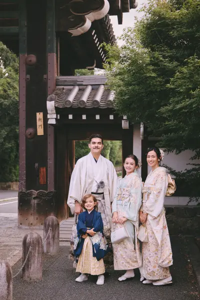Family photoshoot in Kyoto by Sanbao Z